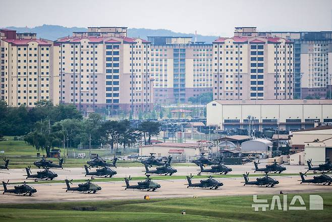 [평택=뉴시스] 정병혁 기자 = 23일 경기 평택시 캠프 험프리스에 주한미군 아파치 헬기가 세워져 있다. 도널드 트럼프 미국 행정부가 주한미군 수천명을 감축하는 방안을 논의 중이라고 현지언론이 보도했다. 월스트리트저널(WSJ)은 "미 국방부가 개발 중인 선택지는 약 4500명의 병력을 철수해 괌을 포함한 인도태평양 내 다른 지역으로 이동하는 것"이라며 "이러한 아이디어는 트럼프 대통령이 북한과의 거래에 대한 비공식 정책 검토의 일환으로 고려할 수 있도록 준비되고 있다"고 소식통들을 인용해 설명했다. 2025.05.23. jhope@newsis.com