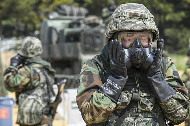 [서울=뉴시스] 서북도서방위사령부는 지난 21일부터 23일까지 백령도와 연평도 등 서북도서 일대에서 서북도서의 군사대비태세를 유지하고, 합동작전 수행능력을 향상하기 위해 2025년 전반기 합동도서방어훈련을 실시했다.사진은 22일 해병대 6여단과 연평부대 장병들이 합동도서방어훈련 간 적 화학탄 낙탄에 대비한 화생방 제독 훈련을 하고 있다. (사진=해병대사령부 제공) 2025.05.23. photo@newsis.com *재판매 및 DB 금지
