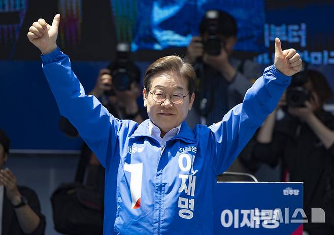 [부산=뉴시스] 권창회 기자 = 이재명 더불어민주당 대선 후보가 14일부산 부산진구 서면 젊음의 거리에서 열린 유세에서 지지자들에게 인사하고 있다. (공동취재) 2025.05.14. photo@newsis.com
