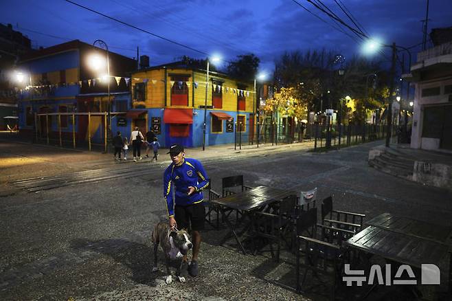 <font style="vertical-align: inherit;"><font style="vertical-align: inherit;">[부에노스아이레스=AP/뉴시스] 지난 4일(현지 시간) 아르헨티나 부에노스아이레스에서 한 남성이 식당에서 자신의 반려견과 축구 경기를 시청하고 있다. 2025.05.23.</font></font>