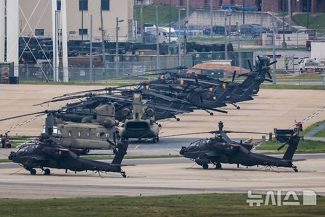 [평택=뉴시스] 정병혁 기자 = 23일 경기 평택시 캠프 험프리스에 주한미군 아파치 헬기와 시누크 헬기가 세워져 있다. 도널드 트럼프 미국 행정부가 주한미군 수천명을 감축하는 방안을 논의 중이라고 현지언론이 보도했다. 월스트리트저널(WSJ)은 "미 국방부가 개발 중인 선택지는 약 4500명의 병력을 철수해 괌을 포함한 인도태평양 내 다른 지역으로 이동하는 것"이라며 "이러한 아이디어는 트럼프 대통령이 북한과의 거래에 대한 비공식 정책 검토의 일환으로 고려할 수 있도록 준비되고 있다"고 소식통들을 인용해 설명했다. 2025.05.23. jhope@newsis.com