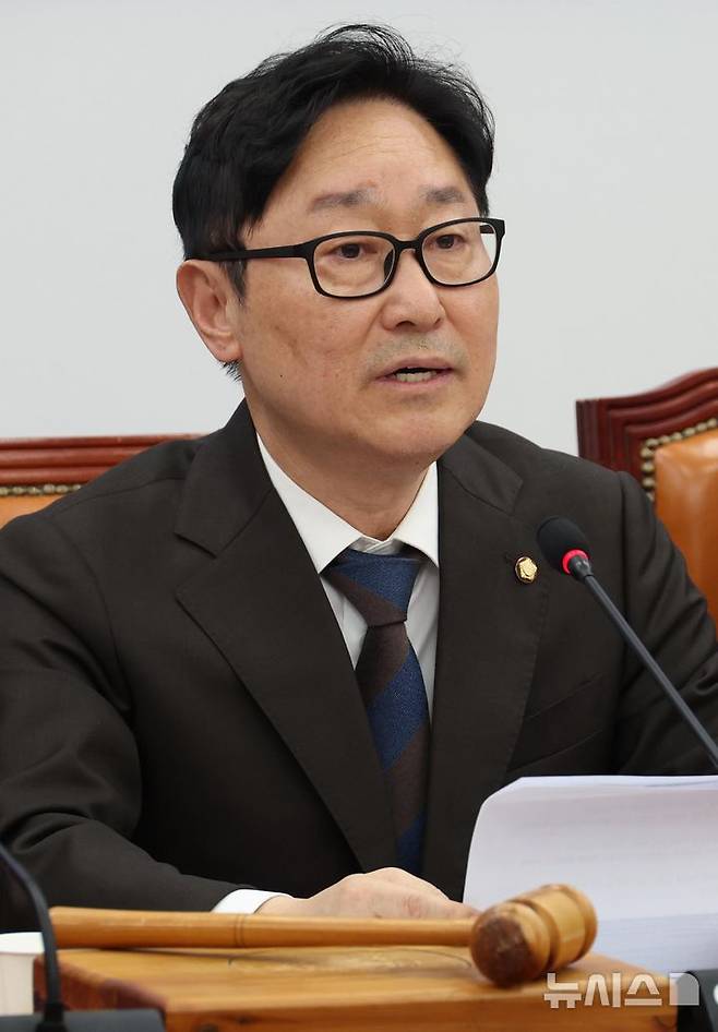 [서울=뉴시스] 조성봉 기자 = 박범계 더불어민주당 중앙선거관리위원장이 14일 오후 서울 여의도 국회에서 열린 제21대 대통령선거 후보자 선출을 위한 제1차 중앙당선거관리위원회의에서 발언을 하고 있다. 2025.04.14.  suncho21@newsis.com