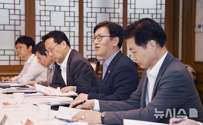 [서울=뉴시스] 김범석 기획재정부 장관 직무대행 1차관이 23일 오후 서울 종로구 정부서울청사에서 열린 '제16차 부동산 시장 및 공급상황 점검 전담반 회의'를 주재, 모두발언을 하고 있다. (사진=기획재정부 제공). 2025.05.23. photo@newsis.com