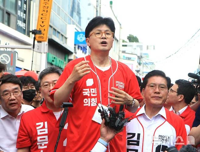 [원주=뉴시스] 이덕화 기자 = 한동훈 국민의힘 전 대표가 22일 강원 원주시 중앙동 문화의거리에서 김문수 대선 후보 지지를 호소하고 있다. 2025.05.22. wonder8768@newsis.com