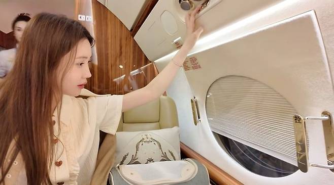 [서울=뉴시스] 23일 배우 이다해의 유튜브 채널에는 '전세기에서 관광버스 춤췄어요'라는 제목의 영상이 올라왔다. (사진=이다해 유튜브 채널 화면 캡처) 2025.05.23 photo@newsis.com *재판매 및 DB 금지