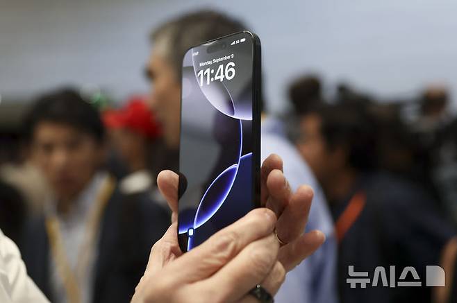 [쿠퍼티노(미 캘리포니아주)=AP/뉴시스]미 캘리포니아주 쿠퍼티노의 애플 본사에서 2024년 9월9일 신제품이 발표되는 가운데 새로운 아이폰 16이 전시돼 있다. 도널드 트럼프 미 대통령은 23일 미국에서 생산되지 않은 애플 아이폰에 대해 25%의 관세를 부과할 것이라고 위협했다. 2025.05.23.