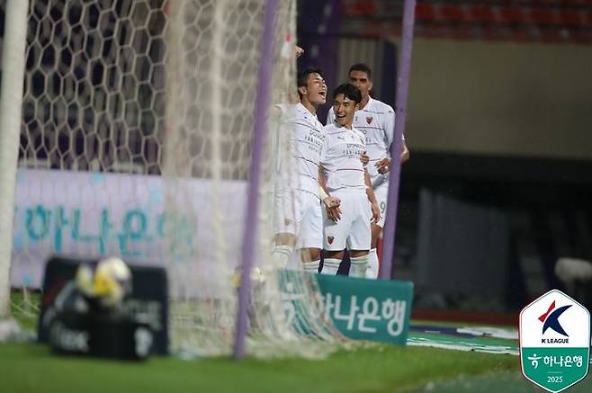 [안양=뉴시스]K리그1 포항 어정원이 선제골을 넣고 세리머니를 하고 있다. (사진=한국프로축구연맹 제공)