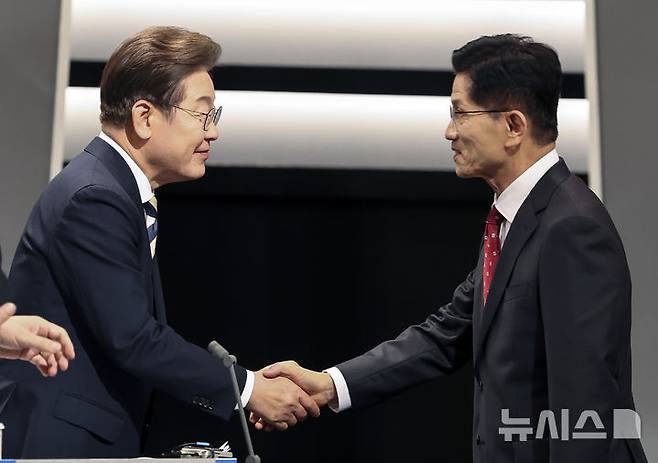 [서울=뉴시스] 국회사진기자단 = 23일 서울 영등포구 KBS본관 스튜디오에서 열린 중앙선거방송토론위원회 주관 제21대 대통령선거 2차 후보자 토론회 시작에 앞서 이재명(왼쪽) 더불어민주당 후보와 김문수 국민의힘 후보가 악수하고 있다. 2025.05.23. photo@newsis.com