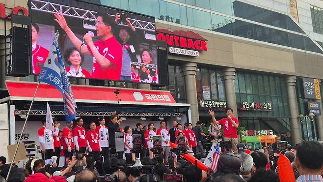 2025년 5월 22일 경기 부천역 만남의 광장에서 유세하는 김문수 국민의힘 대선후보와 국민의힘 캠프 관계자들.(사진:이창호 기자)