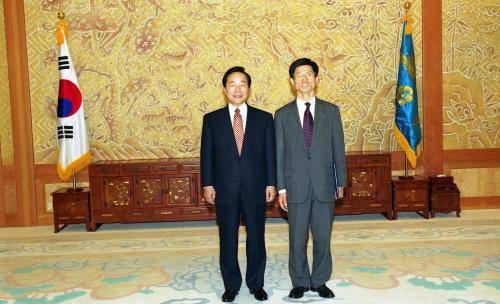 1994년 3월 9일 청와대에서 민자당 총재 김영삼 대통령과 김문수 후보. 김 후보는 이날 민자당 경기 부천 소사 지도당위원장 임명장을 받았다. (사진:국가기록원)
