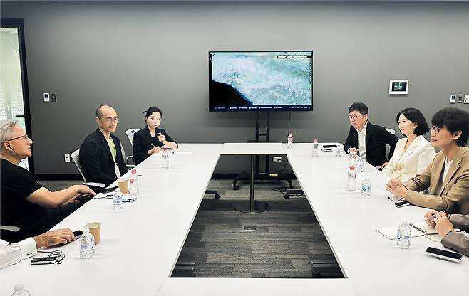 네이버와 엔비디아 주요 경영진이 대만 엔비디아 오피스에서 별도 미팅을 통해 소버린AI 구축 및 대규모 AI 데이터센터 사업 확장 방안 등에 대해 논의했다. (사진 왼쪽부터 시계방향으로) 젠슨 황 엔비디아 CEO, 정소영 엔비디아코리아 대표, (통역사), 김유원 네이버클라우드 대표, 최수연 네이버 대표, 이해진 네이버 이사회 의장 [네이버 제공]