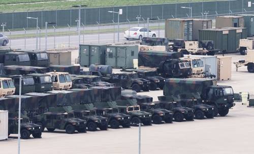 미국 언론이 미국 정부가 주한미군 감축을 검토하고 있다고 보도한 오늘(23일) 경기도 평택시 캠프 험프리스에 차량이 대기하는 모습. [사진 제공] 연합뉴스