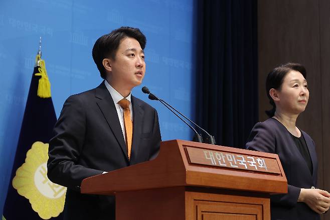 개혁신당 이준석 대선 후보가 22일 서울 여의도 국회 소통관에서 국민의힘 김문수 대선 후보와의 단일화 요구에 대한 입장 발표 기자회견을 하고 있다. 연합뉴스