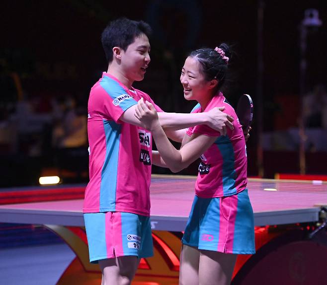 임종훈, 신유빈이 22일 카타르 도하 루사일 아레나에서 열린 2025 국제탁구연맹(ITTF) 세계선수권대회 혼합 복식 8강전, 대만 린윈주 - 정이칭과 경기에서 승리 후 환호하고 있다. 연합뉴스