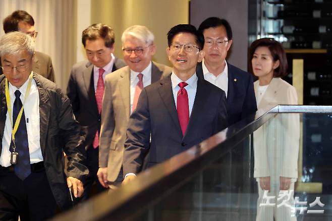 국민의힘 김문수 대선 후보가 23일 중구 더플라자호텔 서울에서 열린 2025년 제3회 국가와 민족을 위한 조찬기도회에 참석하고 있다. 박종민 기자