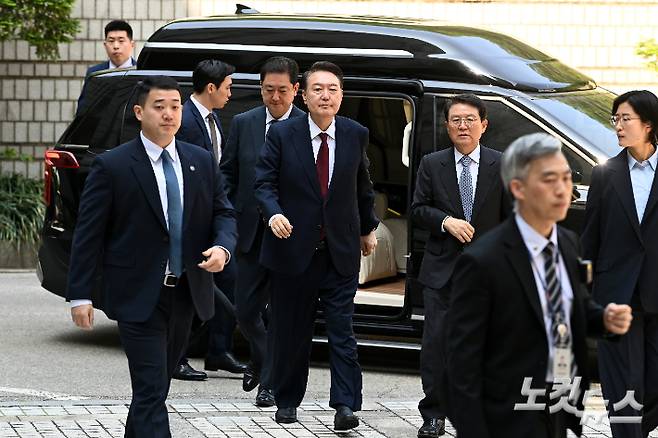 윤석열 전 대통령이 12일 오전 서울 서초구 중앙지방법원에서 열린 내란 우두머리 혐의, 직권남용 권리행사방해 혐의 사건 3차 공판에 출석하고 있다. 사진공동취재단