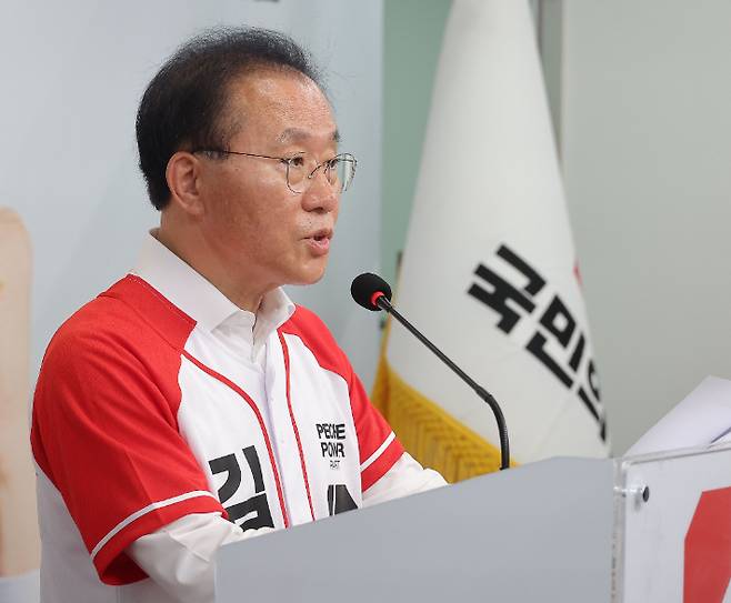 국민의힘 윤재옥 중앙선대위 총괄선거대책본부장이 23일 서울 여의도 국민의힘 중앙당사에서 기자간담회를 하고 있다.  연합뉴스
