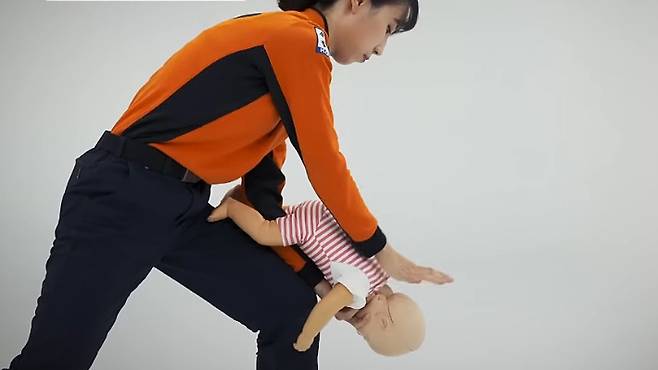 영아 하임리히법 매뉴얼. 연합뉴스