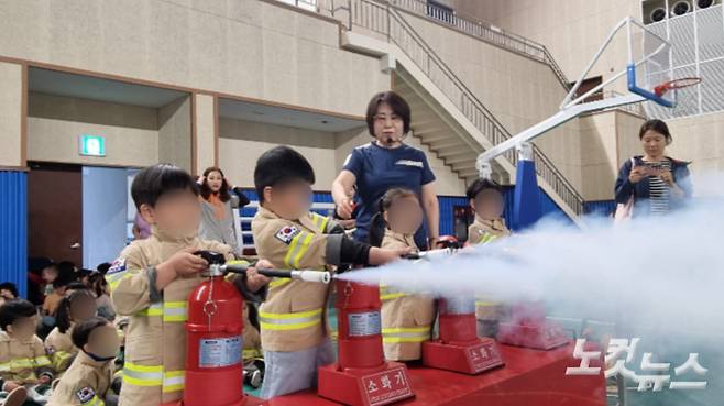 23일 광양시 성황스포츠센터에서 열린 '2025 안전체험 한마당'에서 유치원생들이 소화기 사용법을 배우고 있다. 박사라 기자