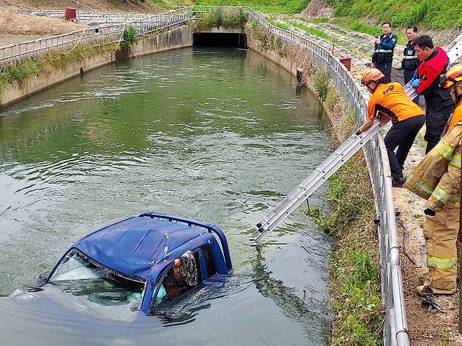 23일 오후 12시 9분쯤 전북 정읍시 덕천면의 한 다리에서 1톤(t) 트럭이 농수로에 추락했다. 소방 당국은 현장에서 미처 대피하지 못한 A(60대)를 신속히 구조했다. 전북소방본부제공