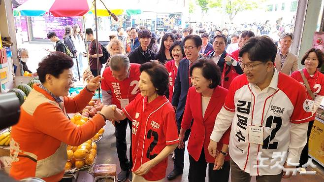국민의힘 김문수 대선 후보의 부인인 설난영 여사가 23일 오후 강원 강릉시 중앙시장을 방문해 지역구 의원인 권성동 공동선대위원장과 함께 상인들을 만나며 인사를 나눴다. 전영래 기자