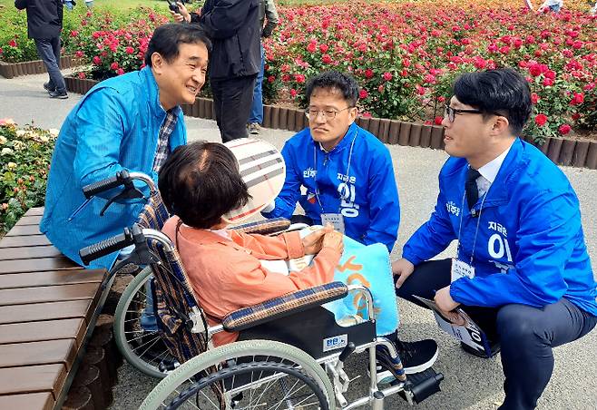 골목골목선거대책위원회 박주민 의원은 23일 남구 울산대공원 장미축제 현장을 찾아 이재명 후보 지지를 호소했다. 민주당 울산시당 제공