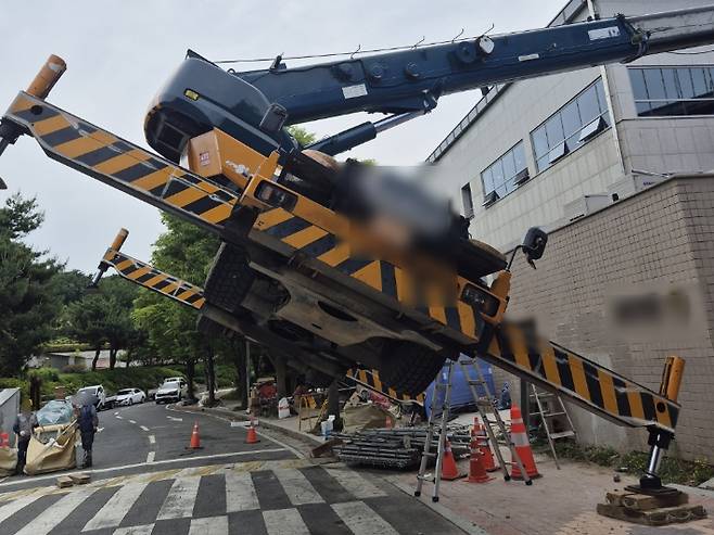 23일 부산 기장군 정관읍의 한 증축 공사 현장에서 50t 크레인이 중심을 잃고 넘어졌다. 부산경찰청 제공