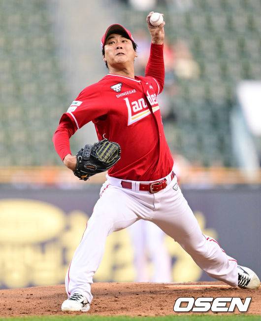 [OSEN=잠실, 조은정 기자]22일 오후 서울 잠실구장에서 2025 신한 SOL Bank KBO리그 두산 베어스와 SSG 랜더스의 경기가 열렸다.이날 두산은 홍민규를, SSG은 김광현을 선발로 내세웠다.1회말 SSG 선발 김광현이 역투하고 있다. 2025.05.22 /cej@osen.co.kr