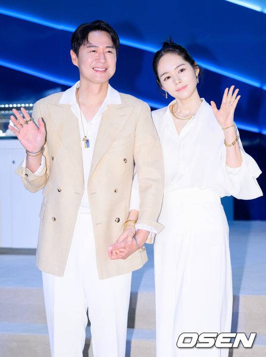 [OSEN=이대선 기자] 2일 오전 서울 롯데백화점 잠실점 에비뉴엘에서 모던 주얼리 브랜드의 팝업스토어 오픈 행사가 진행됐다.배우 연정훈, 한가인 부부가 포즈를 취하고 있다. 2024.05.02 /sunday@osen.co.kr