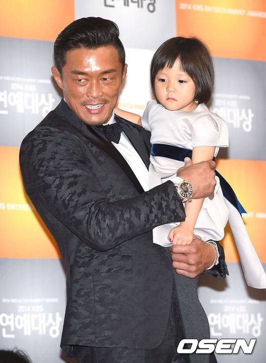 [OSEN=박준형 기자] 27일 오후 서울 여의도 KBS홀에서 진행된 '2014 KBS 연예대상'에서 추성훈과 추사랑이 이휘재와 서언,서준을 바라보고 있다.올 한해 KBS 예능을 책임진 대상 수상자를 가린다. 우선 올해 최고의 프로그램 후보는 '해피선데이'의 코너 '1박2일', '슈퍼맨이 돌아왔다', '개그콘서트', '대국민 토크쇼 안녕하세요'. '해피투게더3', '불후의 명곡-전설을 노래하다' 등의 6개로 이뤄진 상태. 이 프로그램을 대상으로 시청자 투표가 진행된다 대상 수상자도 이들 프로그램 중에서 탄생할 전망. 김준호의 2년 연속 수상 가능성이 높게 점쳐지고 있는 가운데, 지난 한해 KBS 예능은 '삼둥이'가 다 살린 게 아니냐는 의견도 있다. 이날 시상식에는 이들 아기 스타들을 비롯해 KBS1 '전국노래자랑'을 34년간 진행하고 올해 은관 문화 훈장을 수훈 받은 송해까지 총출동한다. KBS 측은 '슈퍼맨이 돌아왔다'의 어린이 출연자들을 위해 시상식 최초로 놀이방을 마련하고 이원생중계한다.MC들의 호흡은 올 연말 시상식 중 가장 기대감이 높다. 신동엽, 유희열, 성시경의 조합이다. 5년 연속 'KBS 연예대상' MC로 나서는 신동엽은 현재 KBS2 '대국민 토크쇼 안녕하세요'와 '불후의 명곡-전설을 노래하다' MC로 활약 중이며, 유희열은 KBS2 '유희열의 스케치북'의 진행자로, 성시경은 KBS2 '우리동네 예체능' 출연으로 KBS 예능의 대들보 역할을 하고 있다. / soul1014@osen.co.kr