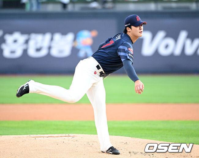 [OSEN=수원, 이대선 기자] 11일 오후 수원 KT위즈파크에서 2025 신한 SOL Bank KBO리그 KT 위즈와 롯데 자이언츠의 더블헤더 2차전 경기가 열렸다.KT는 오원석, 롯데는 이민석을 선발 투수로 내세웠다.1회말 무사에서 롯데 선발투수 이민석이 역투하고 있다. 2025.05.11 /sunday@osen.co.kr