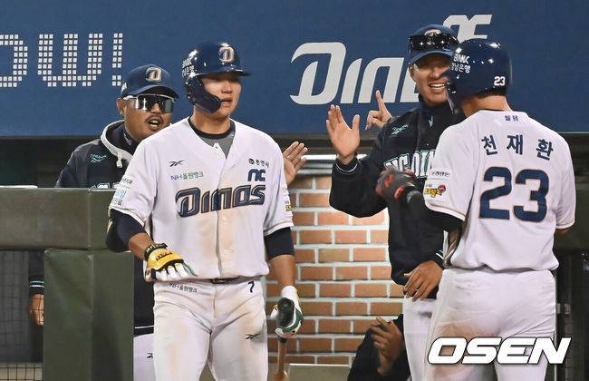 [OSEN=울산, 이석우 기자] 22일 울산 문수야구장에서 2025 신한 SOL 뱅크 KBO 리그 NC 다이노스와 한화 이글스의 경기가 열렸다. 홈팀 NC는 김녹원이, 방문팀 한화는 폰세가 선발로 나섰다.NC 다이노스 이호준 감독이 6회말 2사 2,3루 김휘집의 유격수 왼쪽 역전 1타점 내야 안타에 득점을 올린 천재환을 반기고 있다. 2025.05.22 / foto0307@osen.co.kr