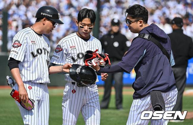 [OSEN=부산, 이석우 기자] 18일 부산 사직야구장에서 2025 신한 SOL 뱅크 KBO 리그 롯데 자이언츠와 삼성 라이온즈의 경기가 열렸다. 롯데 자이언츠 장두성이 5회말 삼성 라이온즈 이승현의 투구에 머리를 맞고 1루로 나가고 있다. 2025.05.18 / foto0307@osen.co.kr