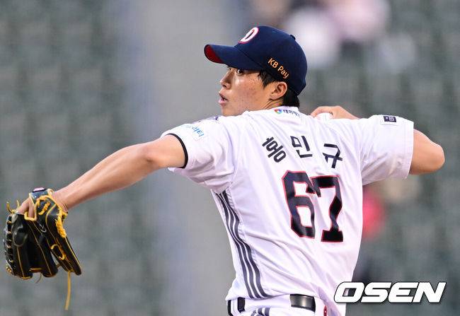 [OSEN=잠실, 조은정 기자]22일 오후 서울 잠실구장에서 2025 신한 SOL Bank KBO리그 두산 베어스와 SSG 랜더스의 경기가 열렸다.이날 두산은 홍민규를, SSG은 김광현을 선발로 내세웠다.1회초 두산 선발 홍민규가 역투하고 있다. 2025.05.22