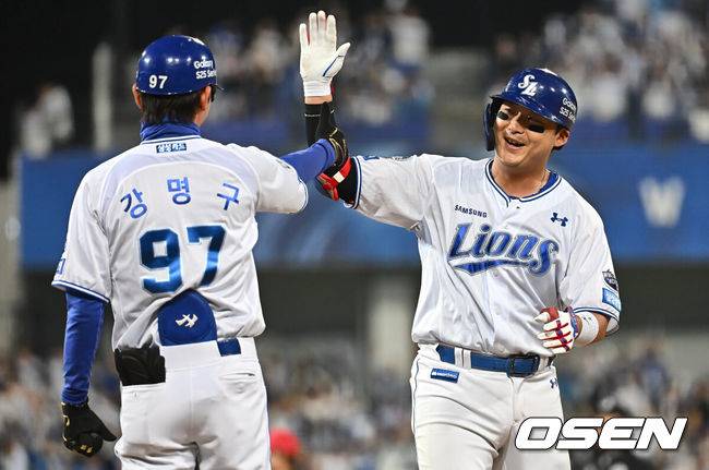 [OSEN=대구, 이석우 기자] 23일 대구삼성라이온즈파크에서 2025 신한 SOL 뱅크 KBO 리그 삼성 라이온즈와 KIA 타이거즈의 경기가 열렸다. 홈팀 삼성은 황동재가, 방문팀 KIA는 네일이 선발 출전했다. 삼성 라이온즈 김재성이 4회말 1사 2,3루 좌중간 동점 1타점 적시타를 치고 하이파이브를 하고 있다. 2025.05.23 / foto0307@osen.co.kr