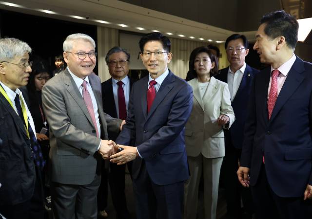 ▲국민의힘 김문수 대선 후보가 23일 중구 더플라자호텔 서울에서 열린 2025년 제3회 국가와 민족을 위한 조찬기도회 참석 중에 사진을 찍고 있다. ⓒ연합뉴스