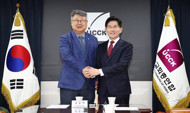 국민의힘 김문수 대선 후보가 19일 서울 종로구 한국기독교회관을 방문, 김종혁 한국교회총연합 대표회장과 기념촬영을 하고 있다. 공동취재