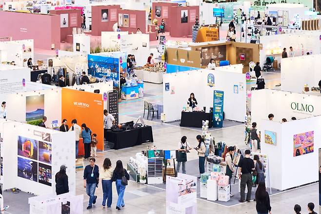 지난 2024년 10월 말 나흘간 부산 해운대구 벡스코에서 열린 ‘제6회 부산디자인페스티벌’ 메인행사장에 다양한 디자인 작품들이 전시돼 있다. 부산디자인진흥원 제공