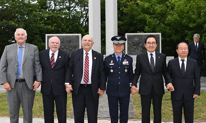 22일 제주 항공우주박물관에서 열린 딘 헤스 미 공군 대령 10주기 추모식에서 헤스 대령의 아들 로날드(왼쪽부터), 에드워드, 로랜스와 이영수 공군참모총장 등 관계자들이 기념촬영을 하고 있다. 공군 제공