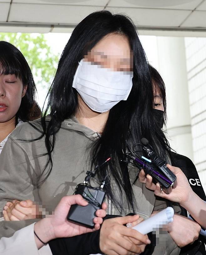 축구 국가대표팀 주장 손흥민의 아이를 임신했다고 주장하며 손씨에게 돈을 뜯어내려 한 20대 여성 양모씨가 지난 17일 영장실질심사를 받기 위해 서울중앙지법에 들어서고 있다. 연합뉴스