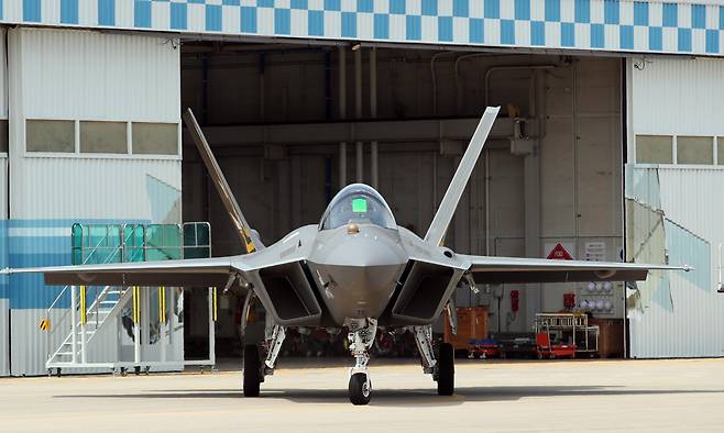 경남 사천 한국항공우주산업(KAI) 본사 격납고에서 한국형 전투기 KF-21이 나오고 있다. 세계일보 자료사진