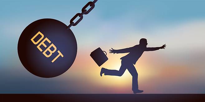 생성형 인공지능(AI) 챗GPT와 구글 바드는 국가 빚과 현금 지원이 경기 부양 등 긍정적 역할이 있지만, 인플레이션 우려 등 부정적 측면도 있는 만큼 신중하게 관리해야 한다고 밝혔다. 게티이미지뱅크