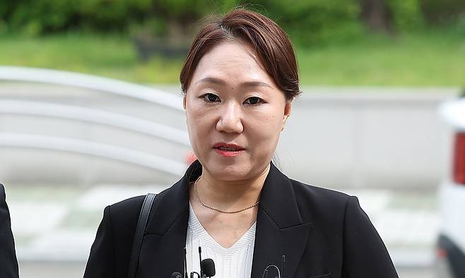 강혜경 전 미래한국연구소 부소장이 23일 대구 수성구 대구경찰청에 참고인 조사를 받기 위해 출석하기 전 취재진의 질문에 답변하고 있다. 연합뉴스