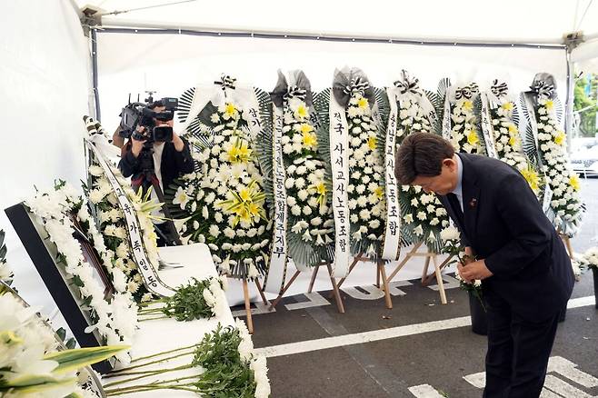 김광수 제주도교육감이 23일 오후 제주도교육청에 마련된 숨진 중학교 교사 분향소를 찾아 헌화한 뒤 묵념하며 고인의 명복을 빌고 있다. 제주도교육청 제공