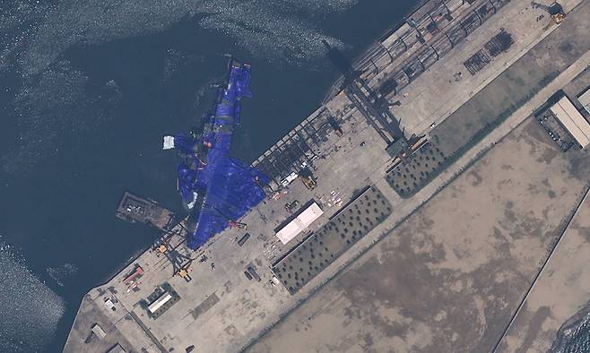 에어버스 DS가 촬영한 북한 청진조선소 구축함 전복 현장 위성 사진. AP통신