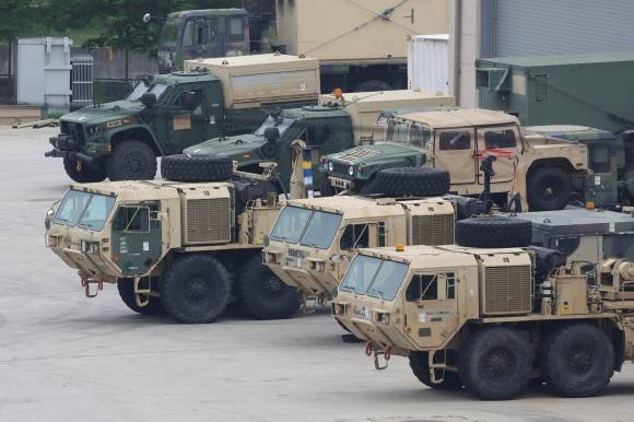 미국 언론이 미 정부가 주한미군 감축을 검토하고 있다고 보도한 23일 경기 동두천시의 주한미군 기지에서 미군 차량이 대기하고 있다. 2025.5.23 연합뉴스