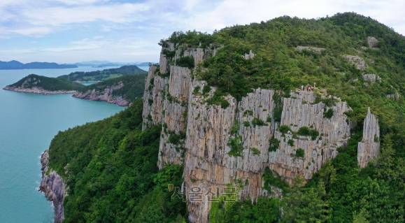 전남 고흥 지죽도 남단의 금강죽봉(국가유산 명승) 전경. 주상절리로는 드물게 흰빛의 응회암이다. 사진 맨 오른쪽이 한때 ‘위험천만한 사진 놀이터’였던 송곳바위다. 요즘은 엄격히 통제되고 있다.
