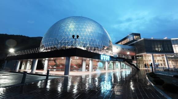 외나로도 끝자락의 우주과학관 돔영상관.