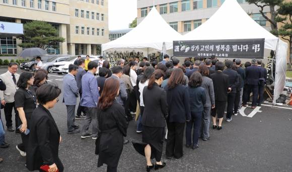 동료 추모하는 제주교육청 직원들 - 지난 22일 제주 모 중학교 교사가 학교에서 숨진 채 발견된 가운데, 23일 오후 제주도교육청 앞마당에 마련된 분향소에는 고인을 추모하기 위한 교육청 직원들의 발길이 이어지고 있다. 뉴스1