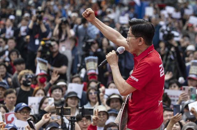 김문수 국민의힘 대통령 후보가 22일 오후 경기 광명시 철산동 철산로데오거리에서 가진 유세에서 시민들에게 지지를 호소하고 있다. 뉴스1